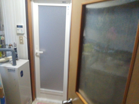 壊れてドアノブが無くドアを閉める事が出来ない浴室ドアを交換しました